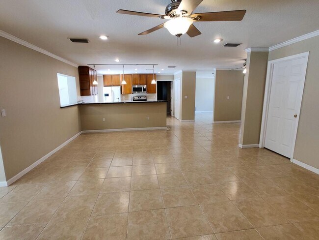 Foto del edificio - 615 Fox Valley Dr