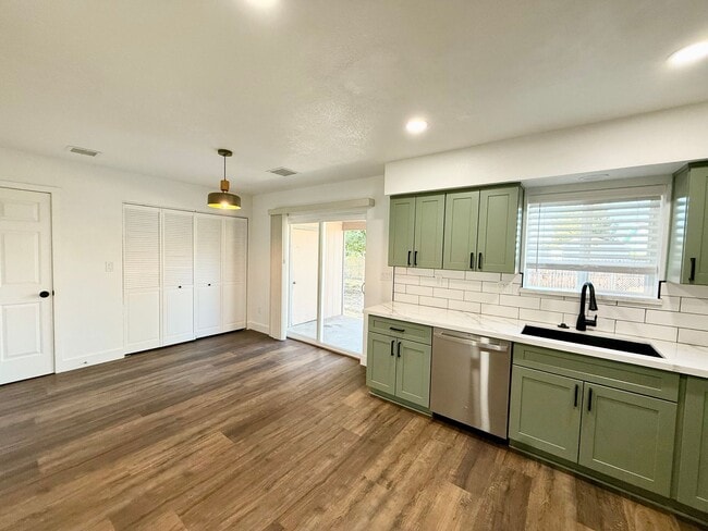 Building Photo - Newly Remodeled 2 bed 1 bath!