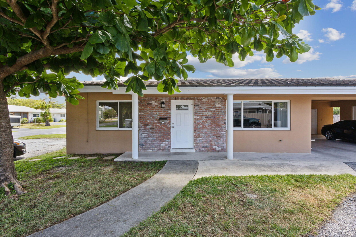 Foto principal - 2541 NE 10th Ct