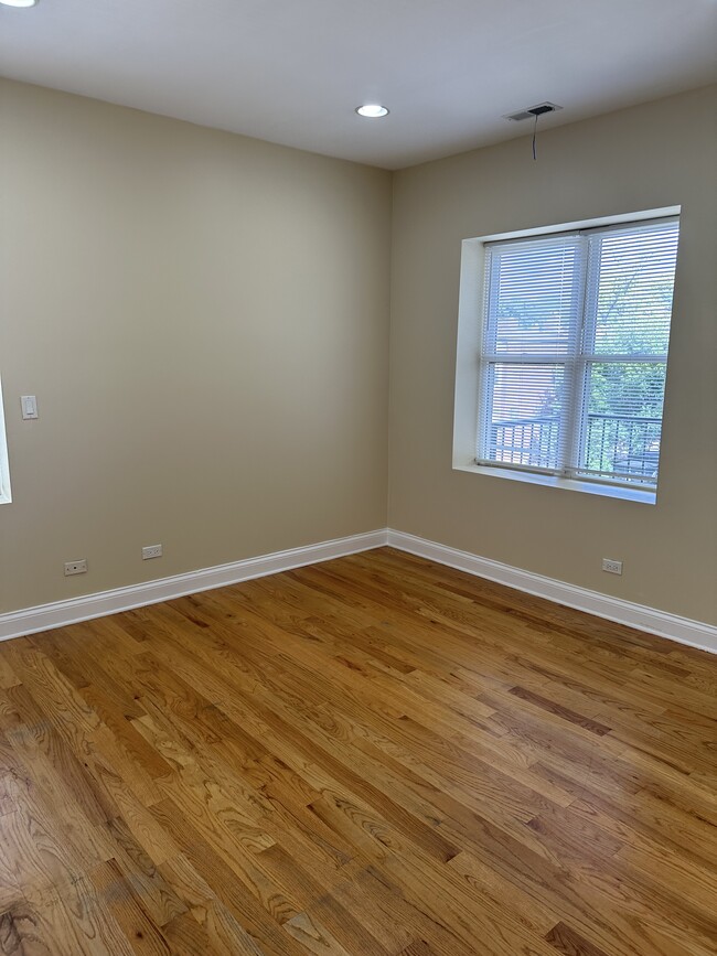 Foto del edificio - 3543 W Sunnyside Ave