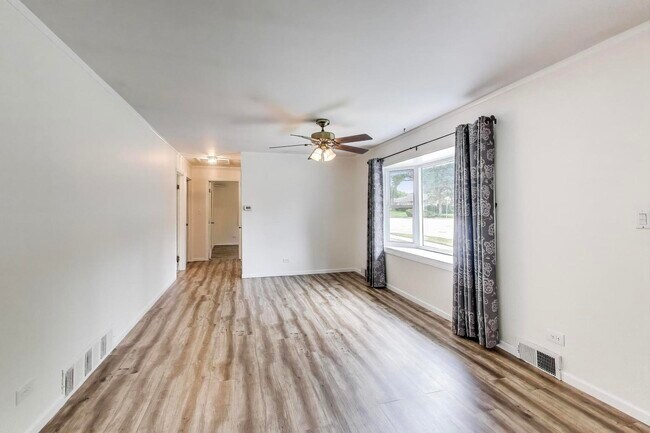 Building Photo - 252 S Plum Grove Rd