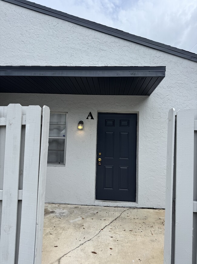 Foto del edificio - 2009 Oleander Blvd