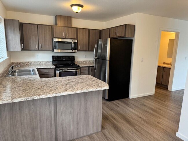 Building Photo - 2 STORY TOWNHOME IN THE HEART OF PHOENIX OREGON