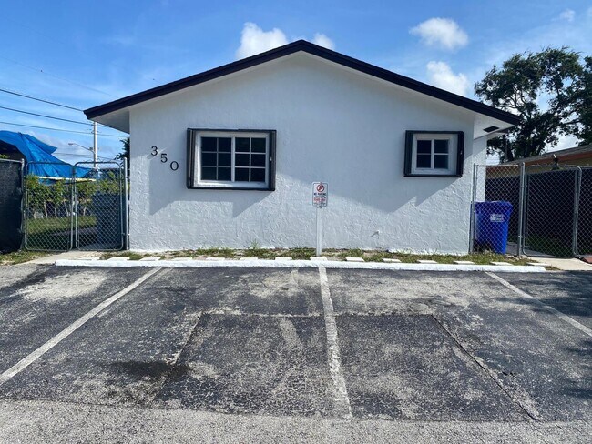 Foto del edificio - 350 Northeast 25th Court Apt #B, Pompano B...