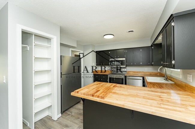 Foto del edificio - 3521 15th Ave NW