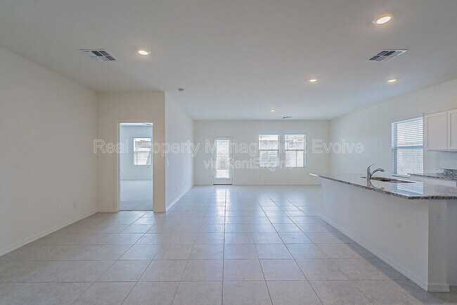 Building Photo - 6511 W Magdalena Ln