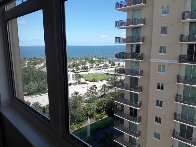 Building Photo - ANNUAL/SEASONAL 2/1  CONDO, VIEWS OF BAY, DOWTOWN SARASOTA!!