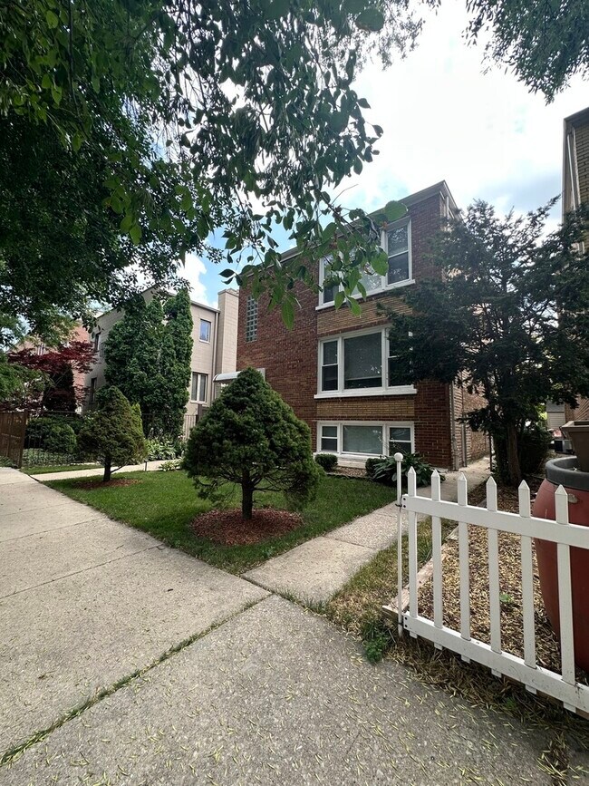 Foto del edificio - 2023 W Balmoral Ave