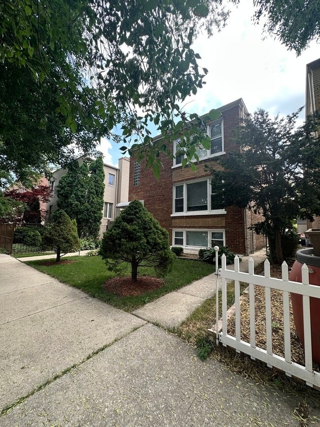 Building Photo - 2023 W Balmoral Ave