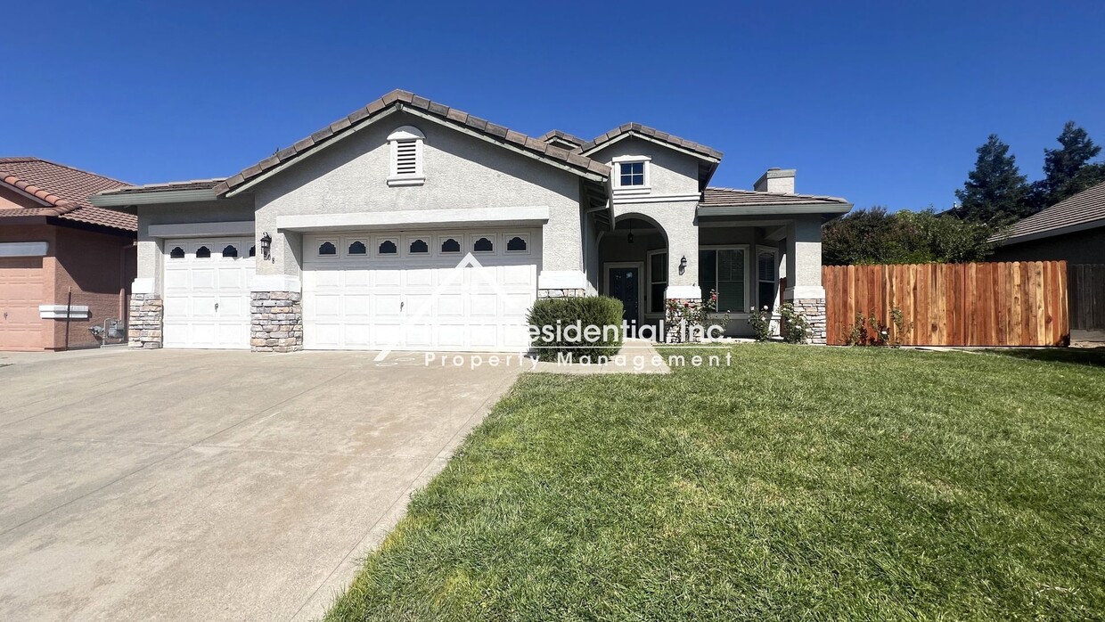 Primary Photo - Spacious Roseville 3bd/2ba Home with 3-Car...