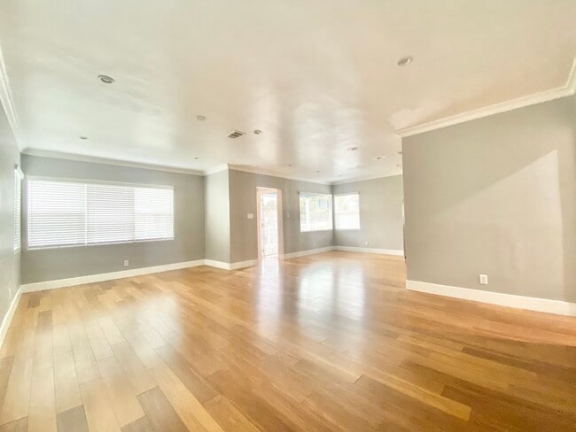 Building Photo - 823 E 90th St