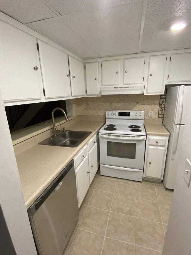 Building Photo - 2 Bed Condo in Quail Hollow - water/sewer ...