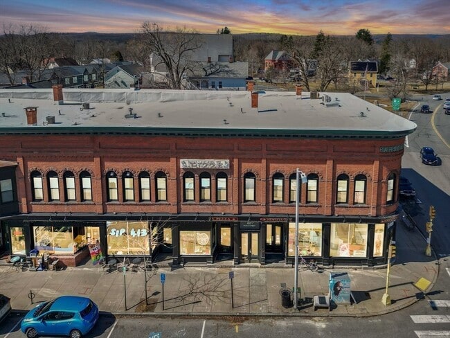 Building Photo - 82 1/2 Maple St