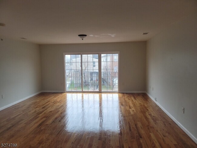 Foto del edificio - 14 Goodwin Ave
