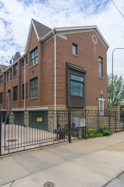 Primary Photo - 2140 N Winchester Ave