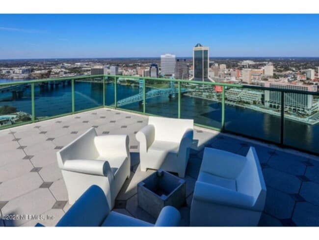 Foto del edificio - Luxury Condo at Peninsula