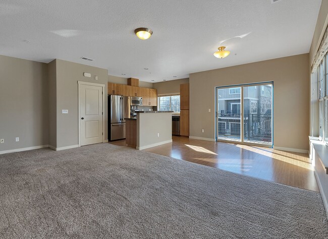 Foto del edificio - 2BR + 2.1BA Corner Townhome-Style Condo — Dual Primary Suites, Attached Garage & Most Utilities I...