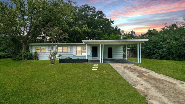 Foto del edificio - 3 Bed, 2 Bath Corner Lot Home!