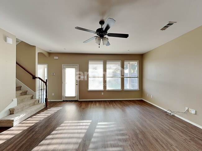 Building Photo - 721 Hickory Ln