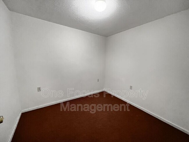 Building Photo - 400 Railroad St