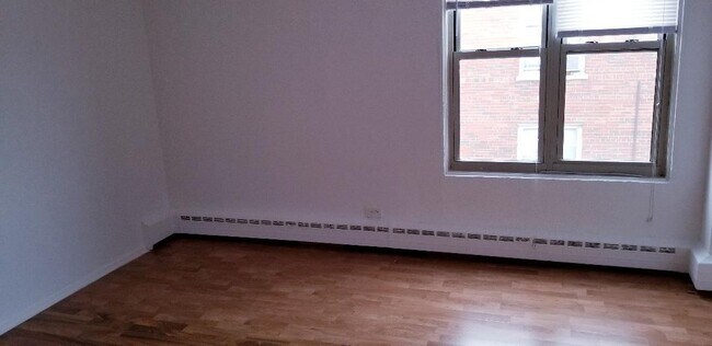 Building Photo - 2610 W Berwyn Ave