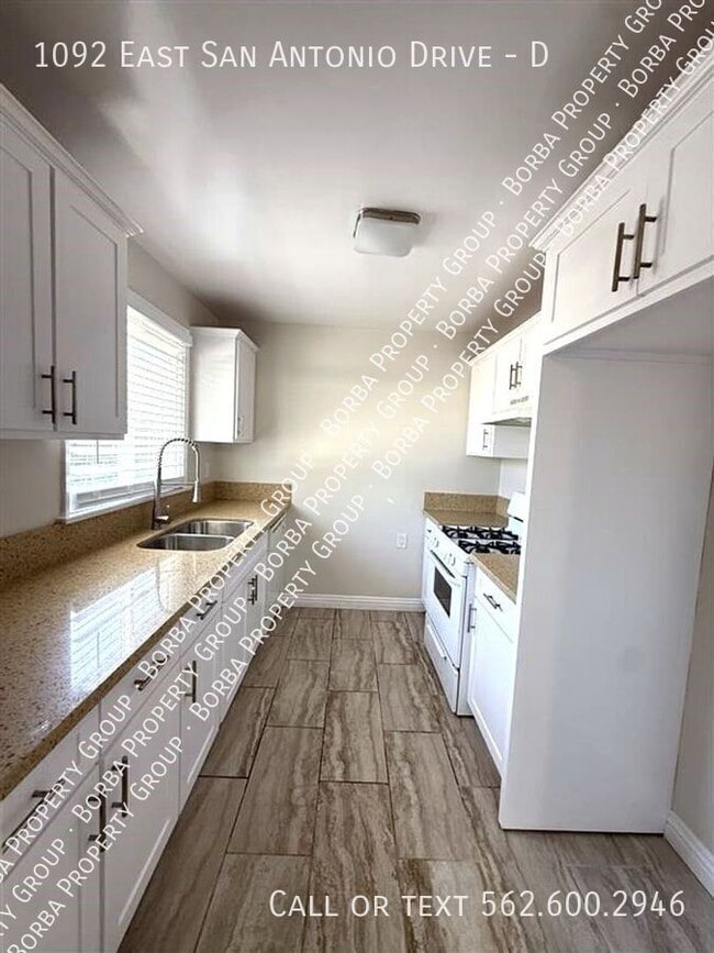 Building Photo - 1092 E San Antonio Dr