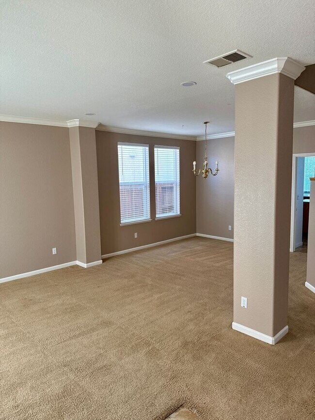 Foto del edificio - You’ll be proud to live in this home