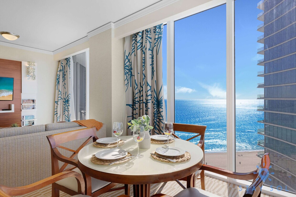 Foto principal - 18001 Collins Ave