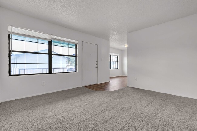 Foto del edificio - Cute 2 Bed 1 Bath Unit in Quiet Fourplex