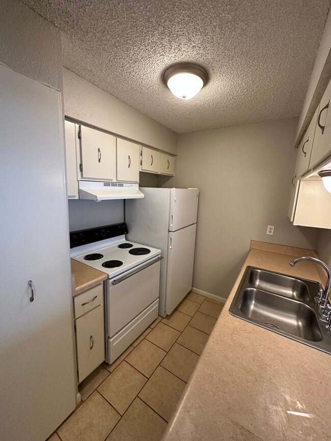 Building Photo - 1BD/1BA Condo located on the Germantown/Me...