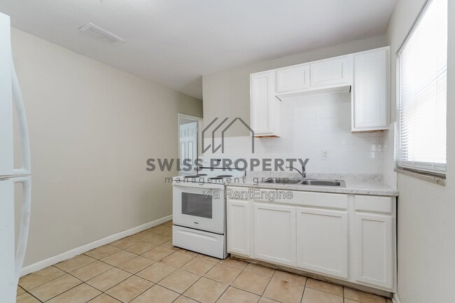 Building Photo - 1436 Oakwood Ave