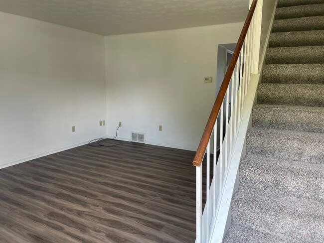 Living - 120 Highland Hills Dr
