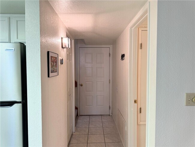 Building Photo - 1800 Club House Dr