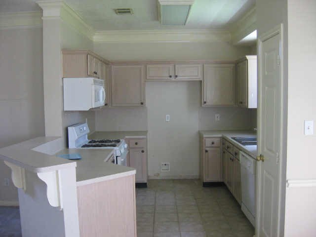 Building Photo - 6535 Woodland Oaks
