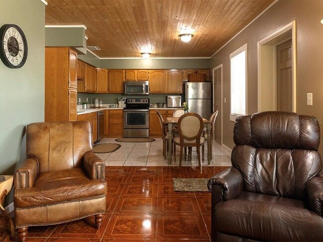 Foto del edificio - 380 Base Ave E