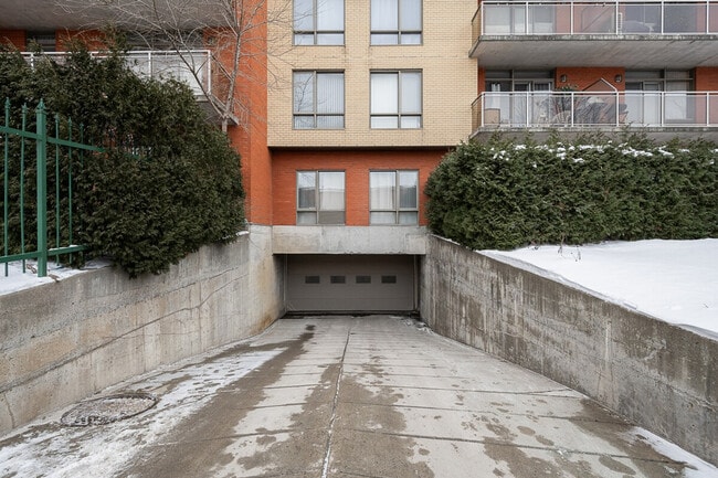 Building Photo - 2698 Rue Sainte-Cunégonde