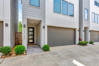 Building Photo - 3210 N MacGregor Way