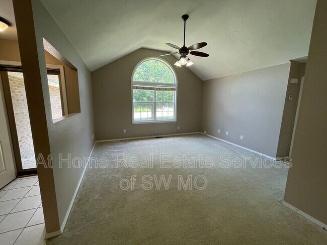 Foto del edificio - 207 N Carlisle Dr