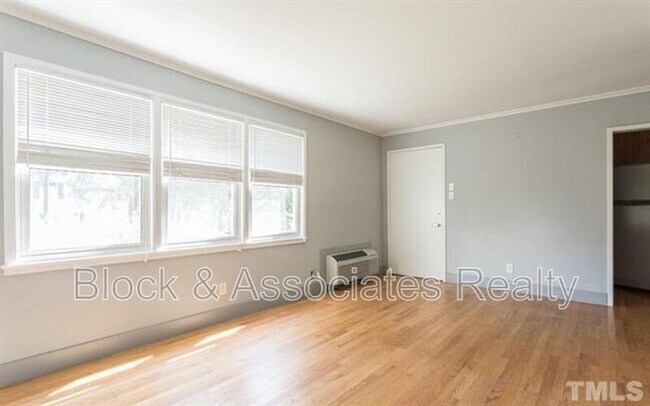 Foto del edificio - 631-B Daniels St