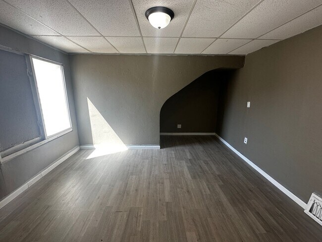 Building Photo - 217 W Hyde Park Ave