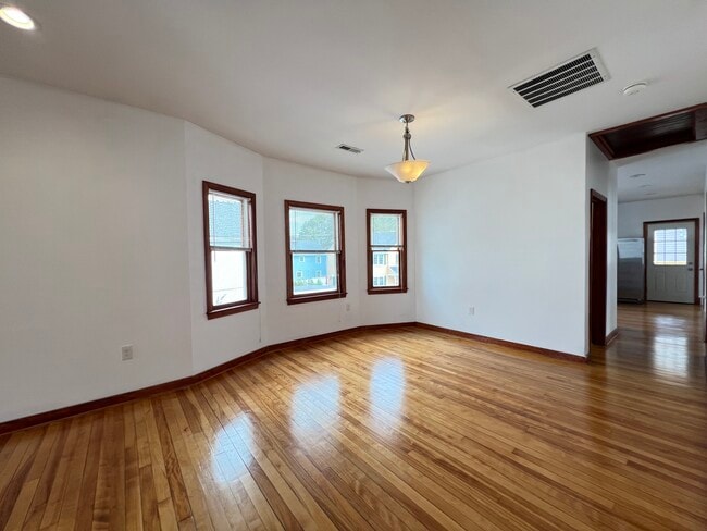 Building Photo - 42 Pinkham Rd