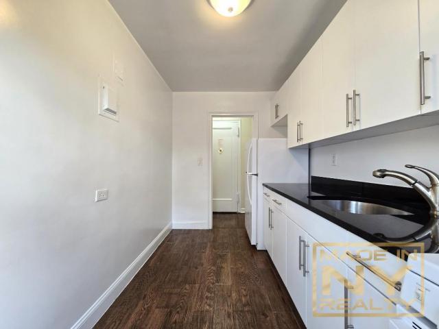 Foto del edificio - 1 bedroom in SUNNYSIDE GARDENS NY 11104