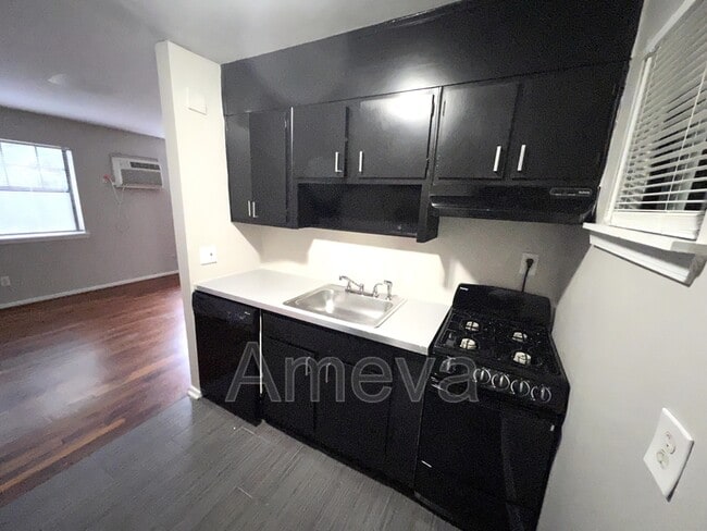 Foto del edificio - 755 St Charles Ave NE
