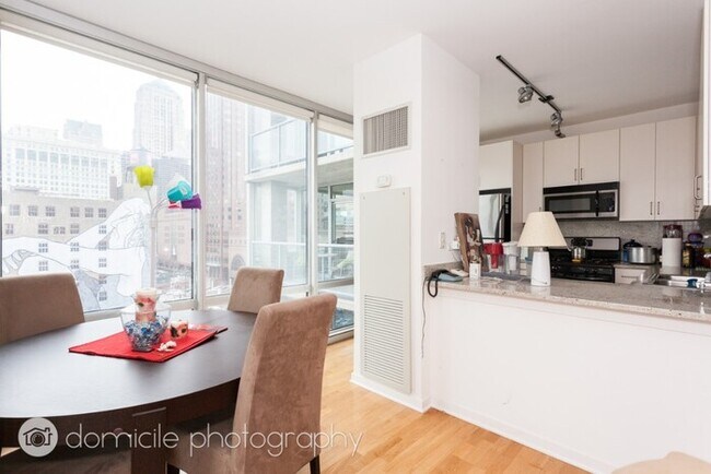 Building Photo - Wonderful one bedroom with easy access + p...
