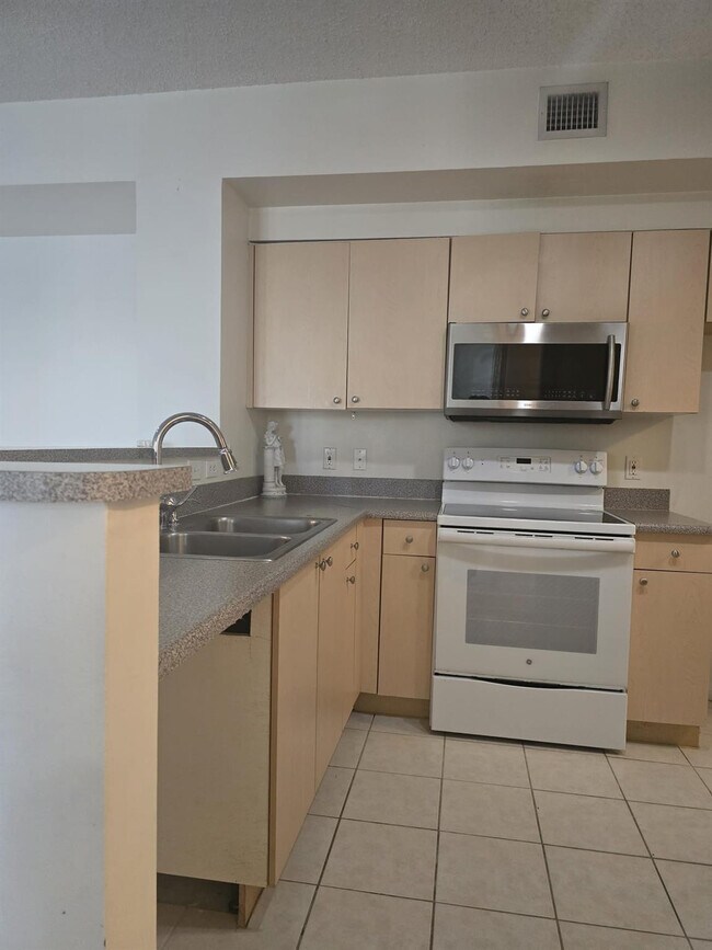 Foto del edificio - 7970 N Nob Hill Rd