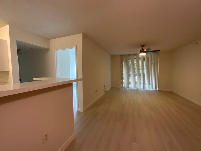 Foto del edificio - 4816 N State Road 7