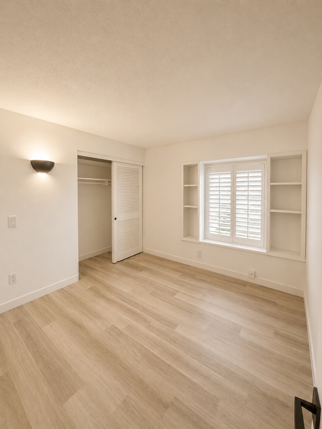 Building Photo - 7690 El Chaco Dr