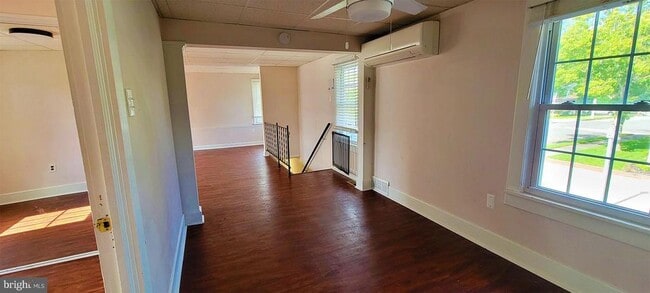 Foto del edificio - 239 Roosevelt Ave
