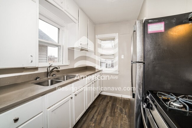 Building Photo - 727 W Thrush Ave