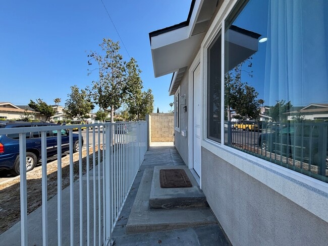 Building Photo - 1056 N Lincoln St